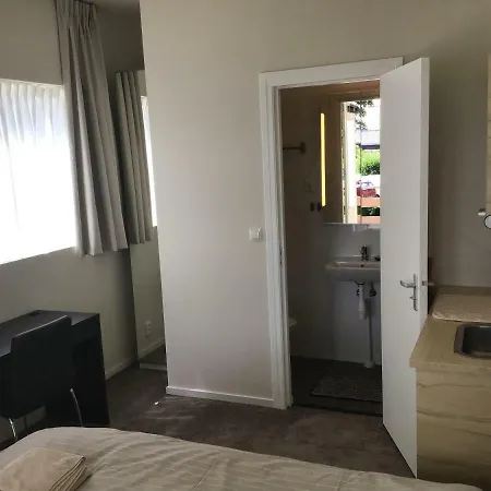 Buitenzicht 3*